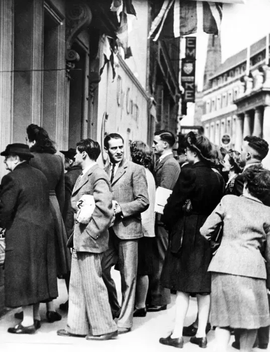Framed Print : Coventry Evening Telegraph readers queue at the Hertford Street offices of the paper Framed Print : Coventry Evening Telegraph readers queue at the Hertford Street offices of the paper