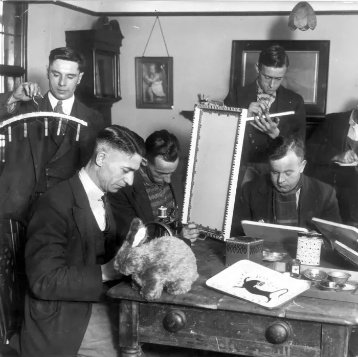 Framed Print : Craft workshops at the University Settlement, Bristol in the 1950s. Circa 1955 Framed Print : Craft workshops at the University Settlement, Bristol in the 1950s. Circa 1955