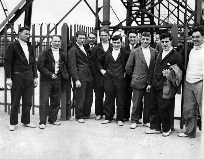 Framed Print : Crew of the Airship R101 seen here in front of the moving tower at the Royal Airship Framed Print : Crew of the Airship R101 seen here in front of the moving tower at the Royal Airship