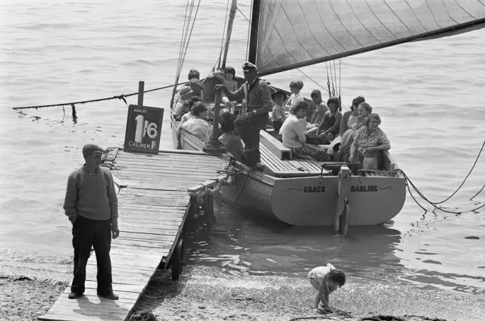Framed Print : The crew of the Grace Darling waiting to fill the boat with day-trippers from London Framed Print : The crew of the Grace Darling waiting to fill the boat with day-trippers from London