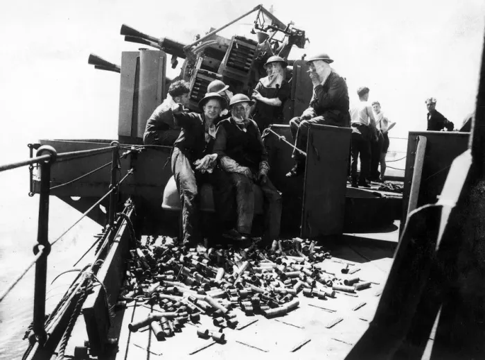 Framed Print : The crew of a Royal Navy destroyers anti-aircraft gun enjoying a cigarette break Framed Print : The crew of a Royal Navy destroyers anti-aircraft gun enjoying a cigarette break
