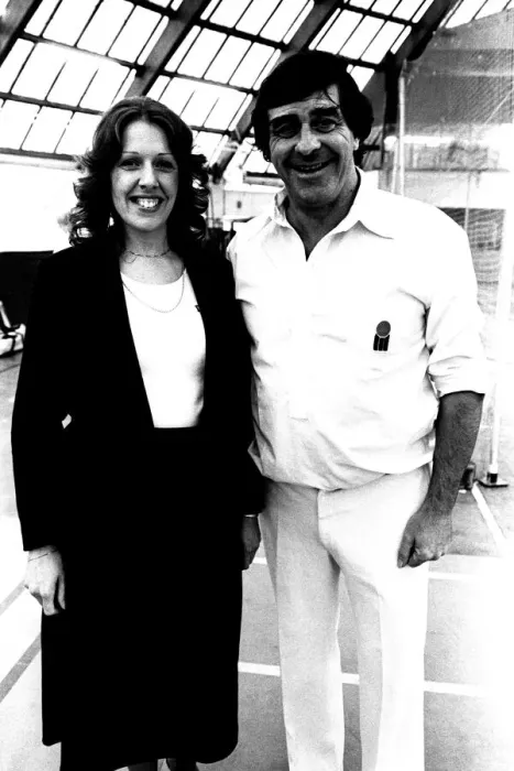 Framed Print : Cricket Legend Fred Trueman at the Evening Chronicle sponsored cricket coaching session Framed Print : Cricket Legend Fred Trueman at the Evening Chronicle sponsored cricket coaching session
