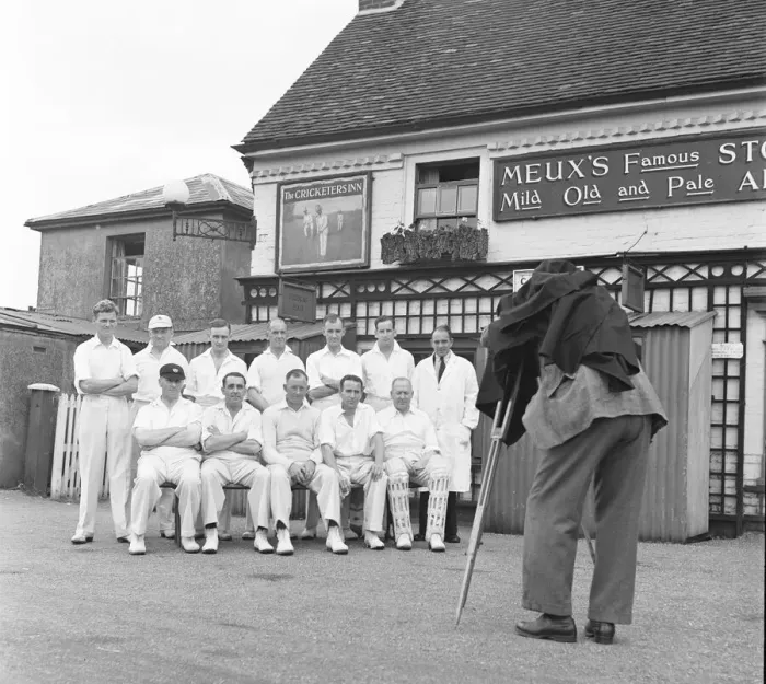 Framed Print : A cricket team poses outside The Cricketers public house in Meopham in Kent Circa June