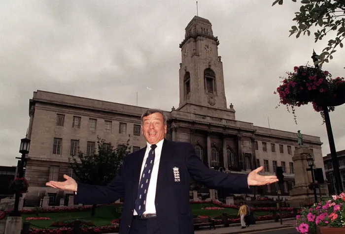 Framed Print : Cricket umpire Dickie Bird poses in front of Barnsley Town Hall as he celebrates his Framed Print : Cricket umpire Dickie Bird poses in front of Barnsley Town Hall as he celebrates his