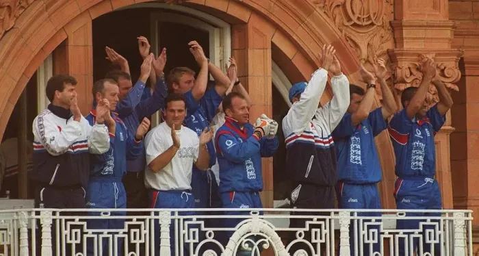 Framed Print : Cricket World Cup 1999 England v Sri Lanka May 1999 The England team celebrate