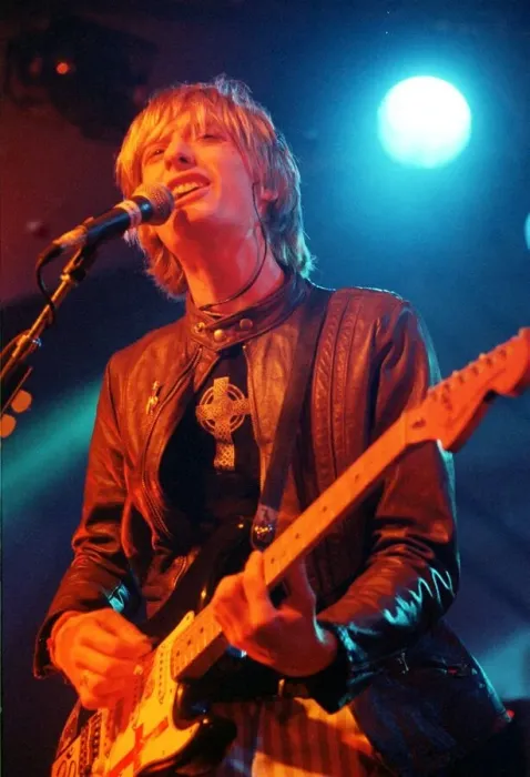 Framed Print : Crispin Mills of the band Kula Shaker performing at the Barrowlands 1997