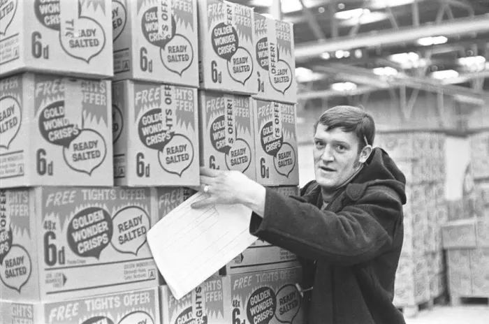 Framed Print : Crisps for Life! A warehouse worker at the Golden Wonder warehouse in Bothwell seen here