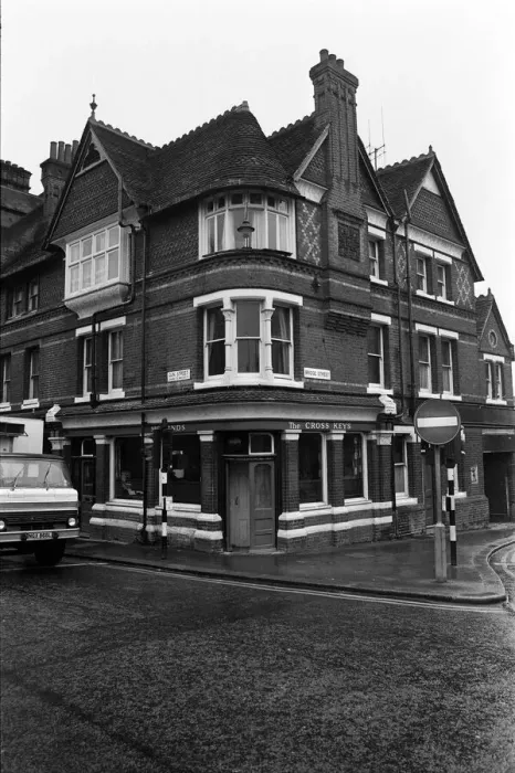 Framed Print : The Cross Keys Pub, Reading, Berkshire. 7th March 1975 Framed Print : The Cross Keys Pub, Reading, Berkshire. 7th March 1975