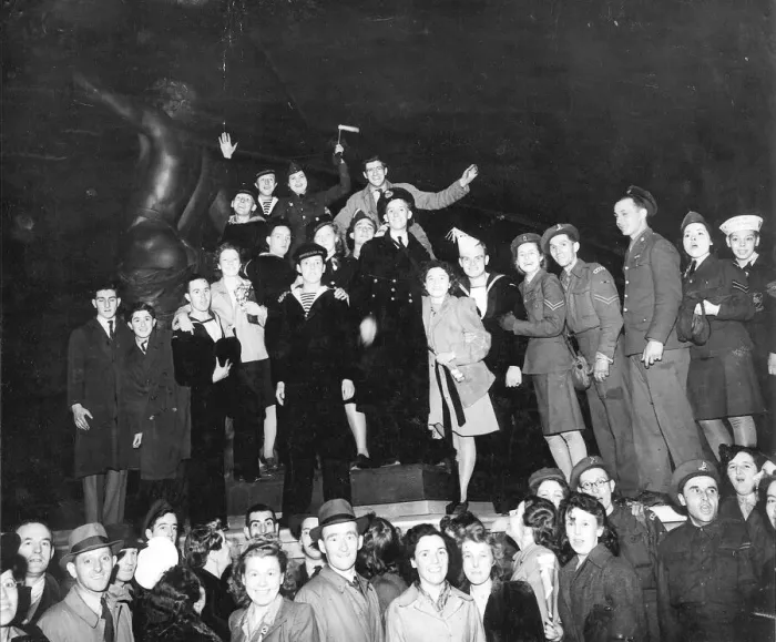 Framed Print : Crowd climbing on the Queen Victoria memorial outside Buckingham Palace London on VE Day Framed Print : Crowd climbing on the Queen Victoria memorial outside Buckingham Palace London on VE Day