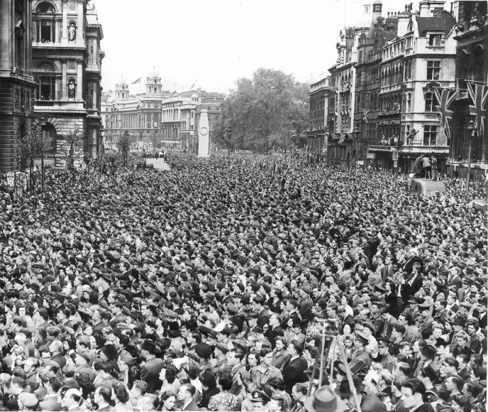Framed Print : Crowd gathers in Whitehall London to celebrate the end of WW2 in Europe VE Day 8th