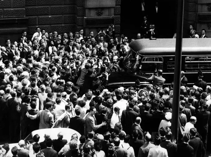 Framed Print : Crowd outside the Old Bailey - July 1963 they surge around Christine Keeler Framed Print : Crowd outside the Old Bailey - July 1963 they surge around Christine Keeler