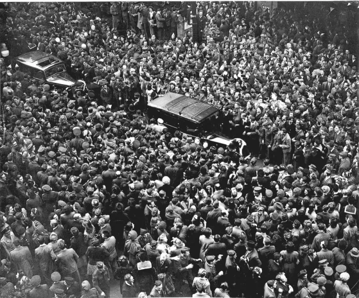 Framed Print : Crowd in Piccadilly Circus London on VE Day at the end of WW2 in Europe