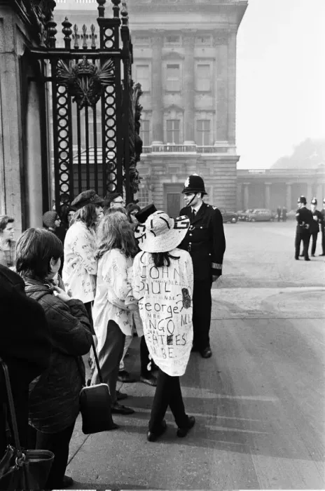 Framed Print : Crowd scenes outside Buckingham Palace, London, where The Beatles had their royal