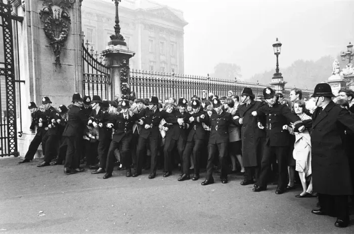 Framed Print : Crowd scenes outside Buckingham Palace, London, where The Beatles had their royal Framed Print : Crowd scenes outside Buckingham Palace, London, where The Beatles had their royal