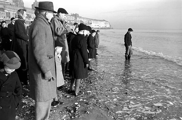 Crowds on the beach at Ramsgate to watch Mr. Du - Preaine attempts channel crossing in
