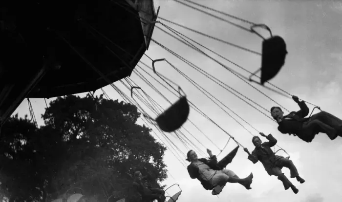 Framed Print : Crowds enjoying the Chair-O-Plane at the Tolworth Fun Fair in 1934