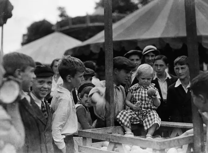 Framed Print : Crowds enjoying the Coconut shy at the Tolworth Fun Fair in 1934
