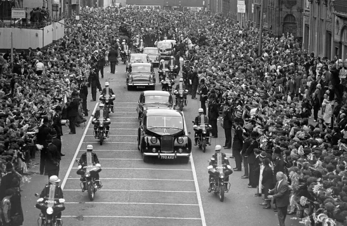 Framed Print : Crowds of fans outside the ABC theatre as the Beatles arrive for the Northrn premiere of Framed Print : Crowds of fans outside the ABC theatre as the Beatles arrive for the Northrn premiere of