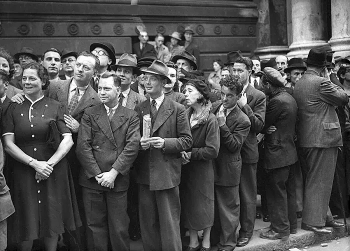 Framed Print : Crowds gather to bid farewell to soldiers embarking on war after the outbreak of WW2 with