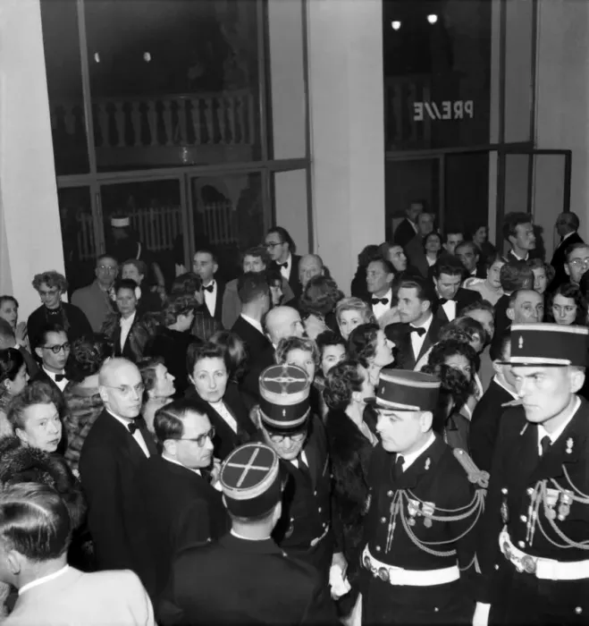 Framed Print : The Crowds gather at the cinema in Cannes at the height of the Festival. D3118-043