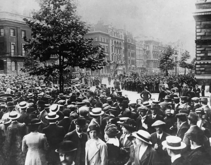 Framed Print : Crowds gather at the head of Downing Street as the cabinet of Liberal government of Framed Print : Crowds gather at the head of Downing Street as the cabinet of Liberal government of