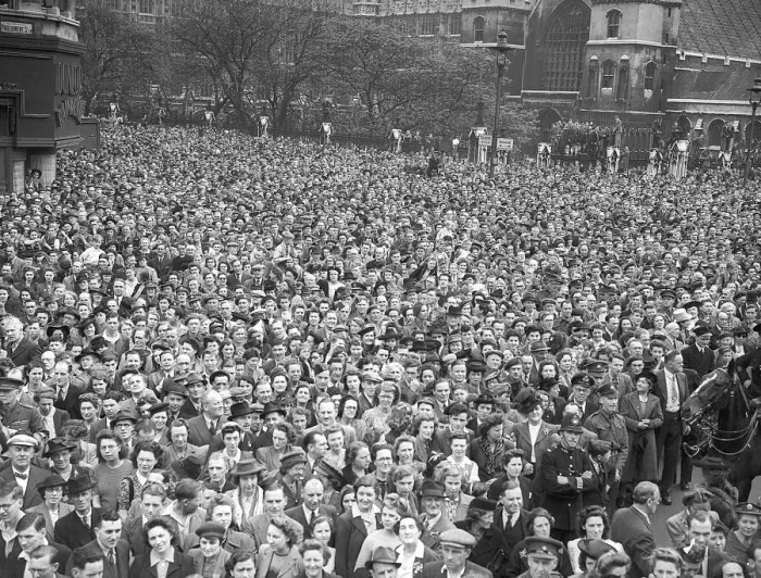 Framed Print : Crowds gather in London for VE day celebrations after the announcement that WW2 in Europe