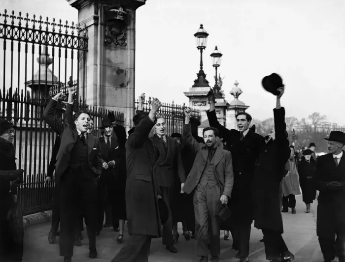 Framed Print : Crowds gather outside Buckingham Palace waiting for news during King Edward VIII