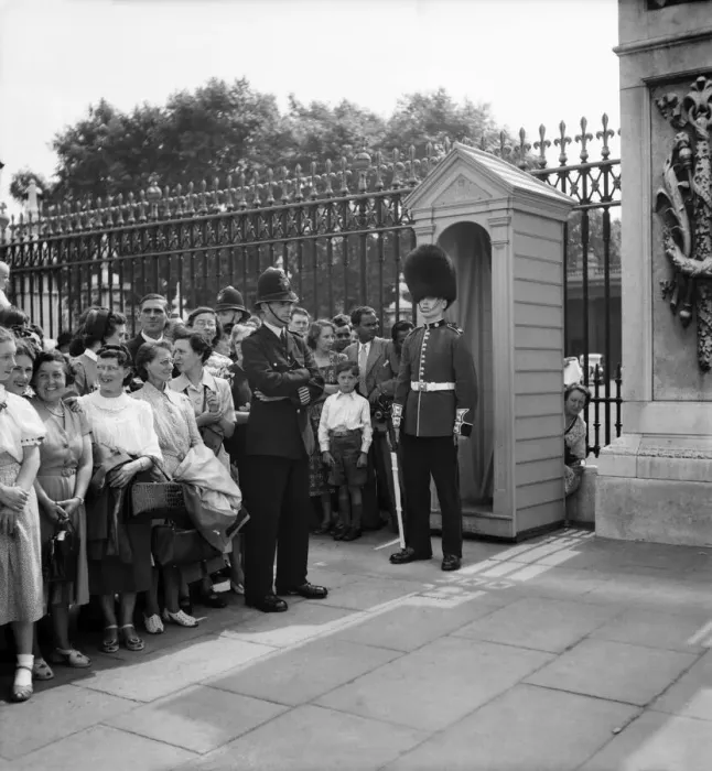Framed Print : Crowds gather outside Buckingham Palace to watch the comings Framed Print : Crowds gather outside Buckingham Palace to watch the comings