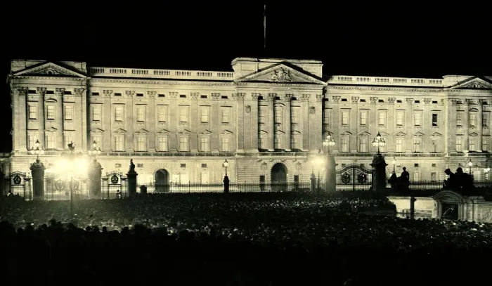 Framed Print : Crowds gather outside the gates of Buckingham Palace following the coronation of George