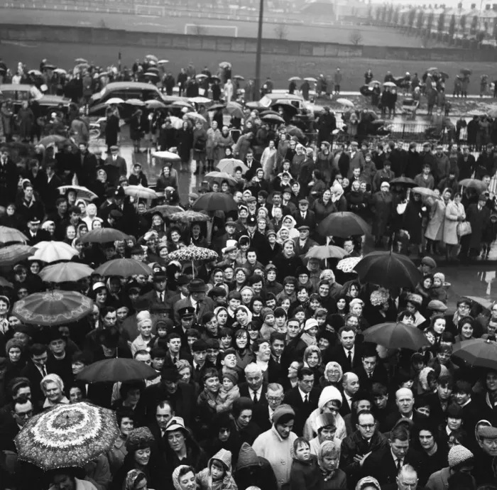 Framed Print : Crowds gather in the rain to catch a glimpse of Prime Minister Harold Wilson (1916 - 1995 Framed Print : Crowds gather in the rain to catch a glimpse of Prime Minister Harold Wilson (1916 - 1995