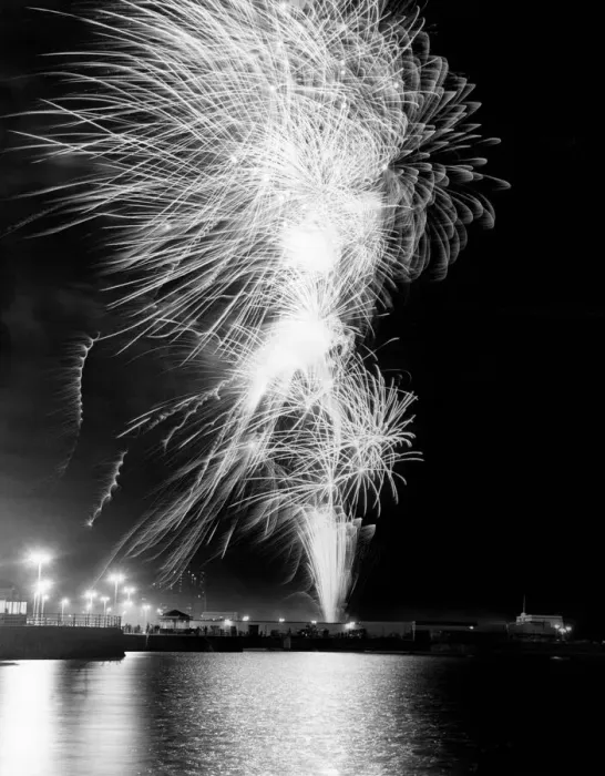 Framed Print : Crowds gather on the sea front and promenade at New Brighton to watch a spectacular Framed Print : Crowds gather on the sea front and promenade at New Brighton to watch a spectacular