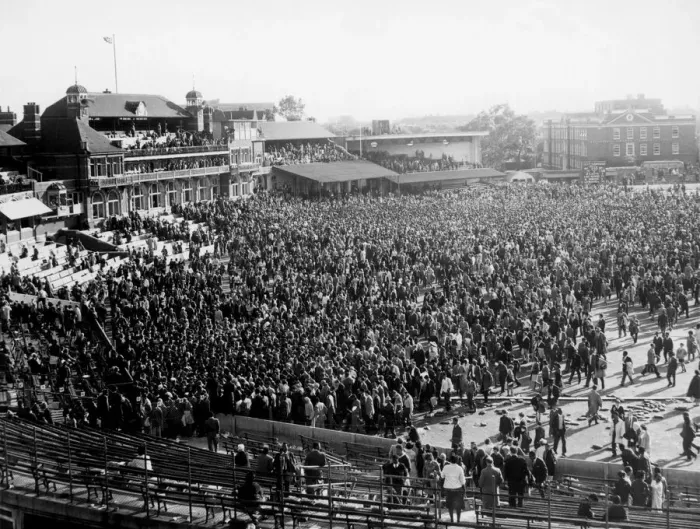 Framed Print : Crowds invade the pitch at The Oval, Kennington after The West Indies beat England Framed Print : Crowds invade the pitch at The Oval, Kennington after The West Indies beat England