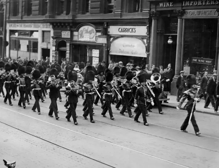 Framed Print : Crowds line the pavements as to watch the march of the Coldstream Guards from Fenham Framed Print : Crowds line the pavements as to watch the march of the Coldstream Guards from Fenham