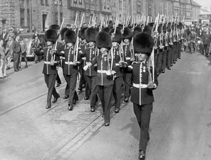 Framed Print : Crowds line the pavements as to watch the march of the Coldstream Guards from Fenham Framed Print : Crowds line the pavements as to watch the march of the Coldstream Guards from Fenham