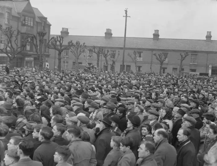 Framed Print : Crowds listening to Mr Attlee. speaking in he Market Square at wolverton Bucks during his Framed Print : Crowds listening to Mr Attlee. speaking in he Market Square at wolverton Bucks during his