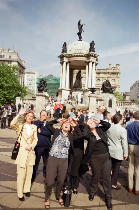 Framed Print : Crowds in Liverpool city centre watching the solar eclipse. 11th August 1999 Framed Print : Crowds in Liverpool city centre watching the solar eclipse. 11th August 1999