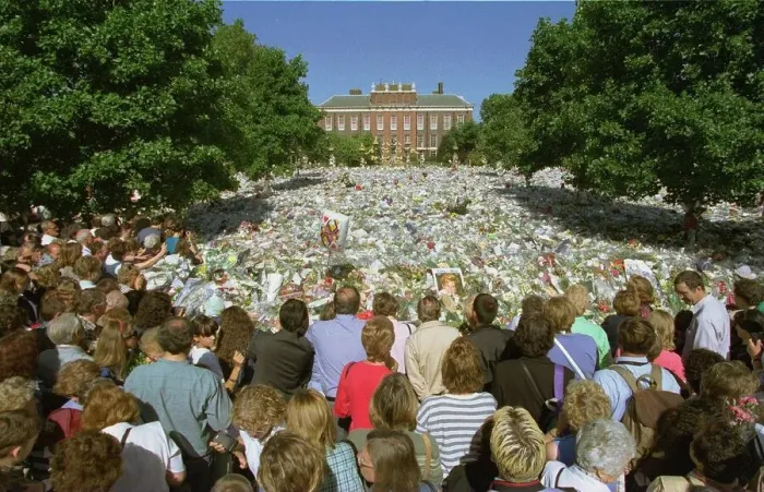Framed Print : The crowds looking at the flowers Sptember 1997 outside Kensington Palace Framed Print : The crowds looking at the flowers Sptember 1997 outside Kensington Palace