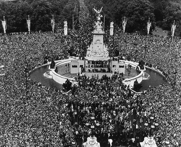Crowds outside Buckingham Palace June 1977 for the Queen Elizabeth II Silver