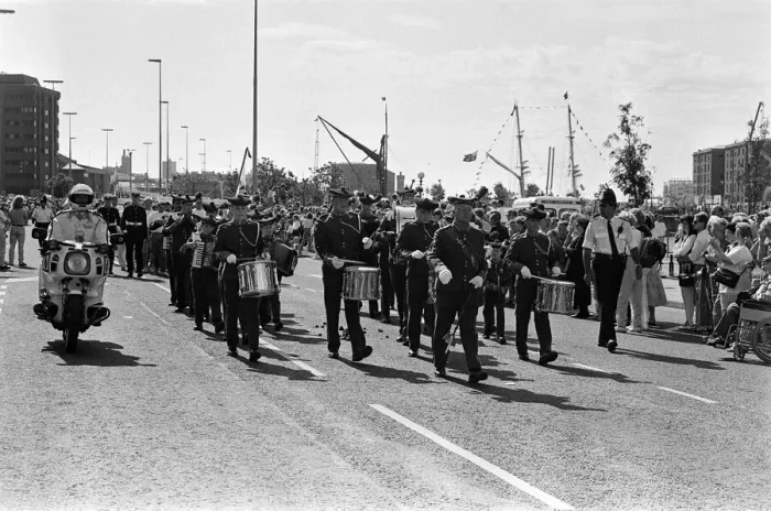 Framed Print : Crowds of people line the dock road set for a day out at Liverpool Albert Dock to see Framed Print : Crowds of people line the dock road set for a day out at Liverpool Albert Dock to see
