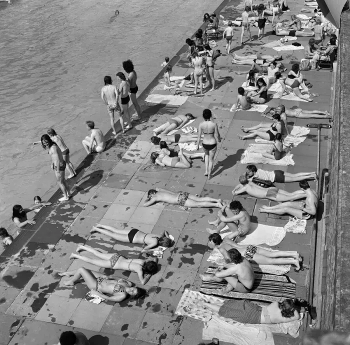 Framed Print : Crowds of sunbathers at the Twickenham outdoor swimming pool. London, 7th June 1975 Framed Print : Crowds of sunbathers at the Twickenham outdoor swimming pool. London, 7th June 1975