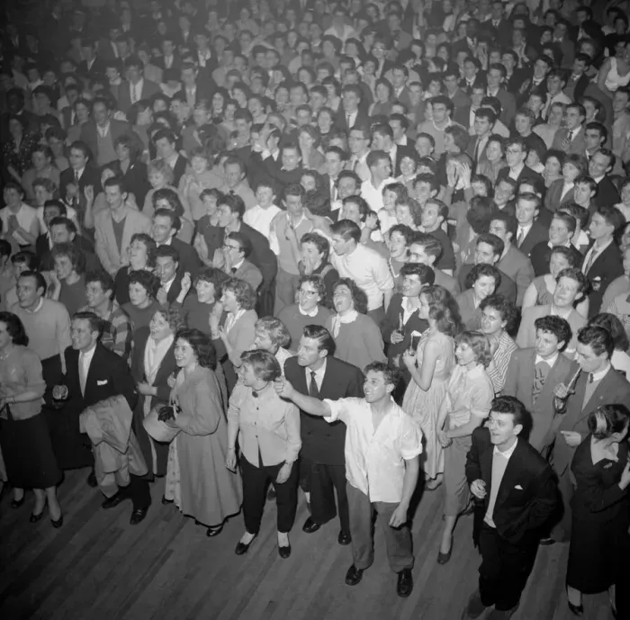 Framed Print : Crowds of teenagers attending the Daily Mirror Party at Hammersmith Palais in London