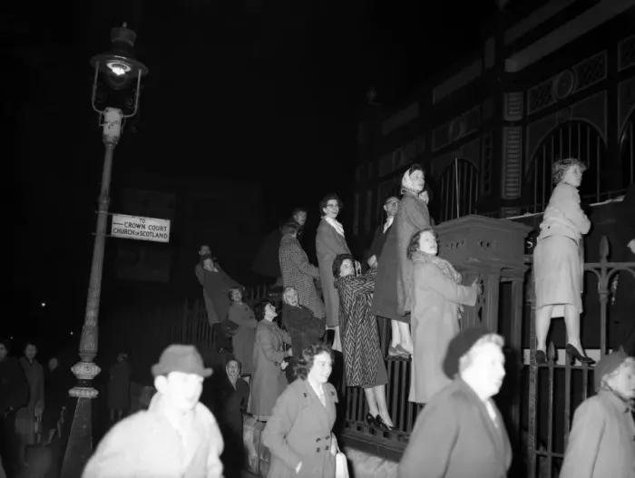 Framed Print : Crowds waiting to see Princess Margaret, her fiance Antony Armstrong-Jones