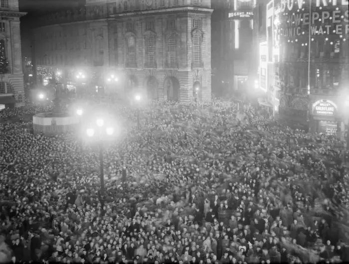 Framed Print : Crowds welcome in new year in Piccadilly Circus London 1st Jan 1950 022056  /  7