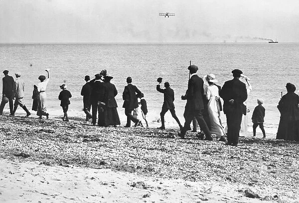 Crowds on Yarmouth beach seen here waving off Harry George Hawker