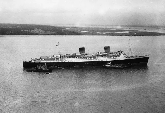 Framed Print : The cruise liner Queen Elizabeth run aground in Southampton Waters 1947 Framed Print : The cruise liner Queen Elizabeth run aground in Southampton Waters 1947