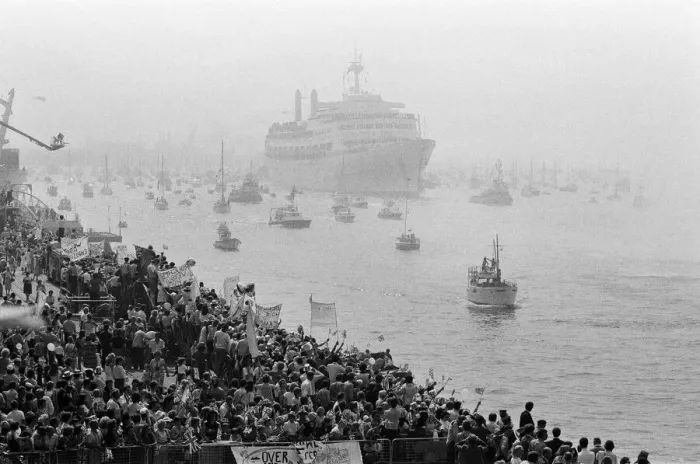 Framed Print : The cruise ship Canberra arrives back at her berth in Southampton Docks Framed Print : The cruise ship Canberra arrives back at her berth in Southampton Docks