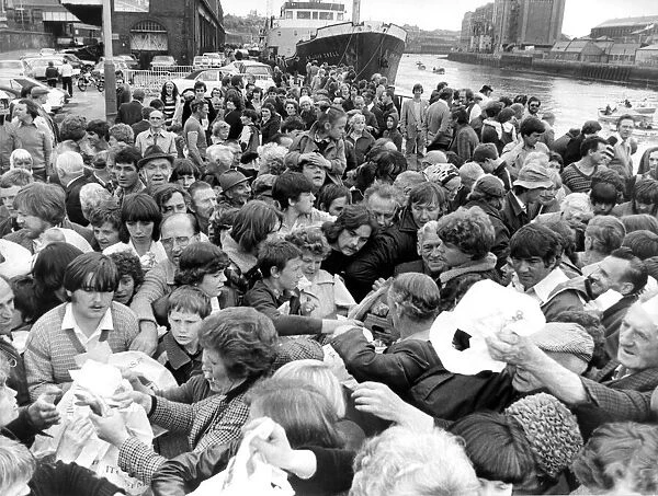 A crush on Newcastle Quayside as crowds show their way towards some free fish in 1980