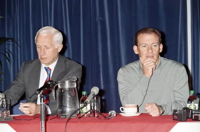 Framed Print : Crystal Palace football manager Steve Coppell sits beside his chairman Ron Noades at a Framed Print : Crystal Palace football manager Steve Coppell sits beside his chairman Ron Noades at a