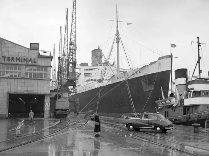 Framed Print : Cunard Liner Queen Mary delayed in Southampton port for 24 hours due to adverse weather