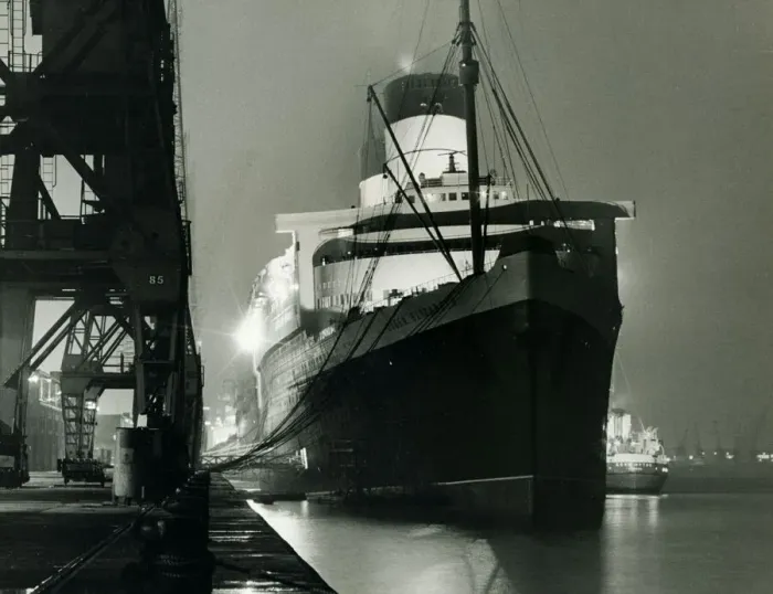 Framed Print : The Cunard trans-atlantic liner The Queen Elizabeth seen her moored alongside Framed Print : The Cunard trans-atlantic liner The Queen Elizabeth seen her moored alongside